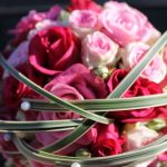Blumen Hochzeitsdekoration mit Rosen in rosa und pink