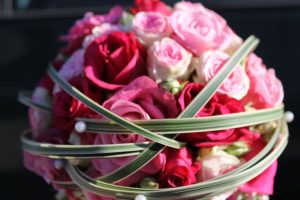 Blumen Hochzeitsdekoration mit Rosen in rosa und pink