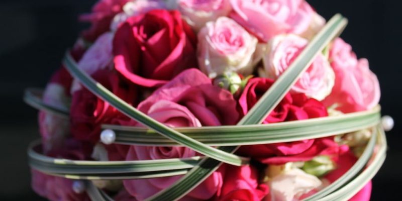 Blumen Hochzeitsdekoration mit Rosen in rosa und pink