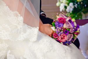 Brautpaar hält Brautstrauß in der Hand